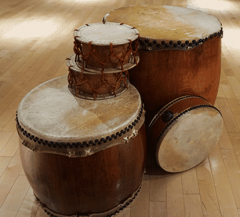 5 taiko drums, 2 are large, 3 are small.