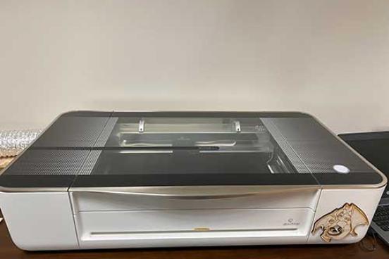 Long rectangular machine with a transparent grey lid.
