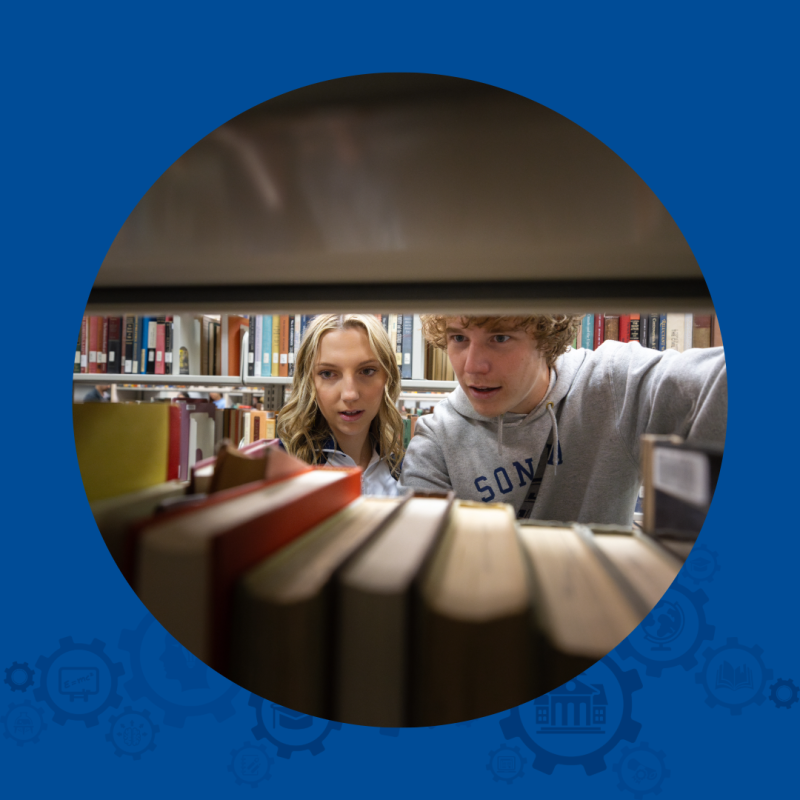 2 people browsing books.